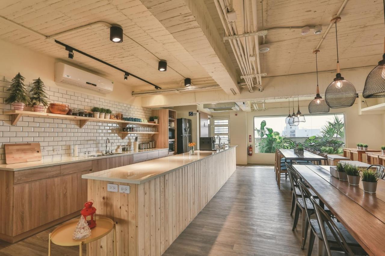 Stray Birds Taichung Hostel Εξωτερικό φωτογραφία