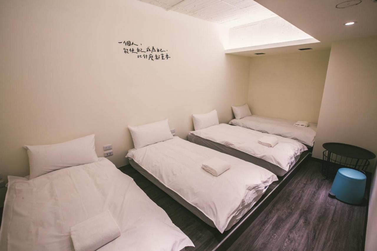 Stray Birds Taichung Hostel Εξωτερικό φωτογραφία