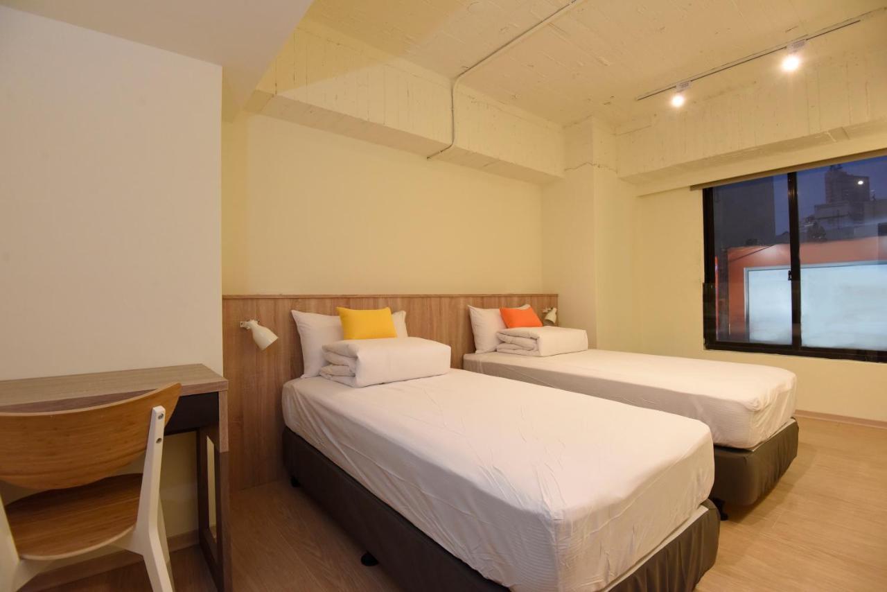 Stray Birds Taichung Hostel Εξωτερικό φωτογραφία