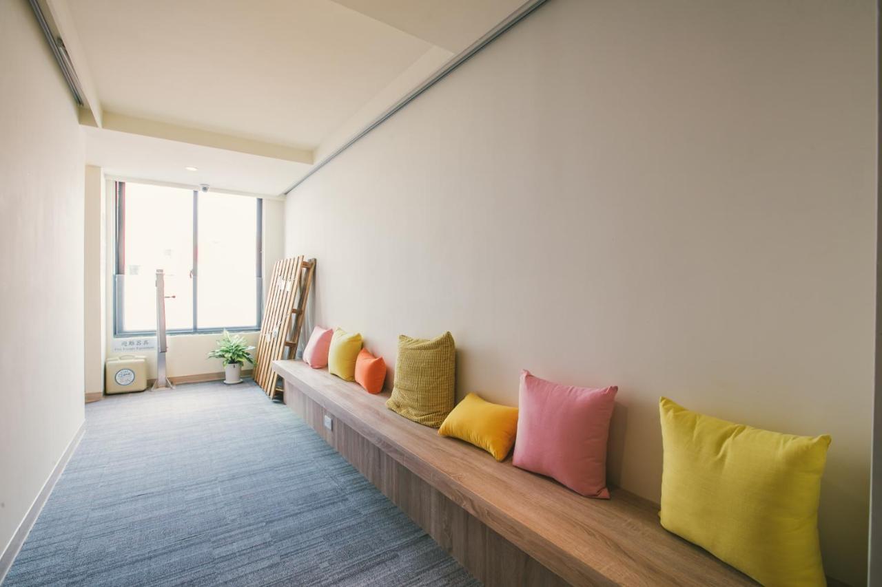 Stray Birds Taichung Hostel Εξωτερικό φωτογραφία